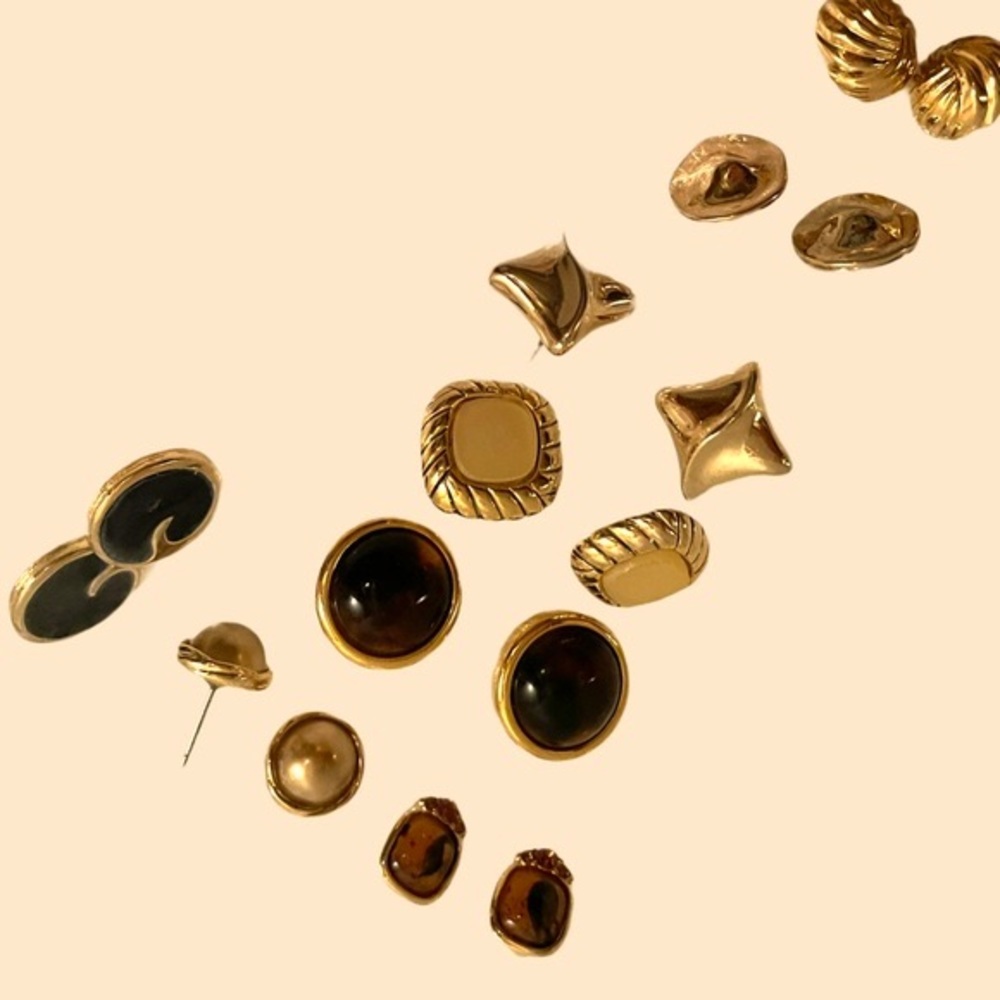 One for every day of the week plus 1! Assortment - 8 pairs of pierced earrings.